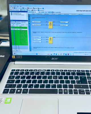 notebook mostrando simulação de um programa de CLP de segurança