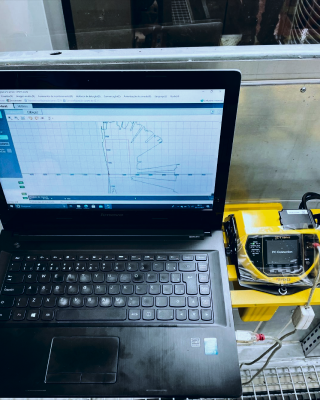 computador ao lado de um scanner de segurança industrial